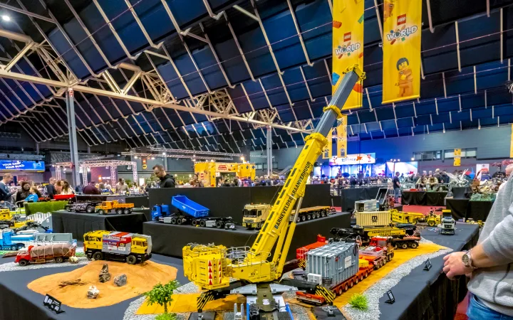 Een gedetailleerd zelfgebouwd bouwterrein van LEGO in de fanzone, met kranen en vrachtwagens.
